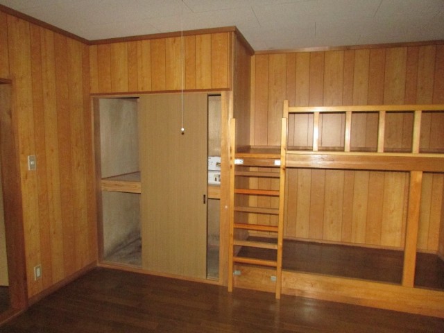 1階洋室(収納と2段ベッド)