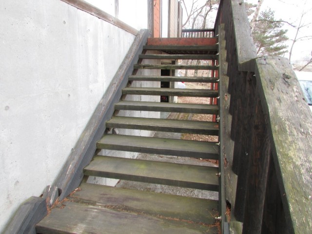 玄関への階段（要補修）
