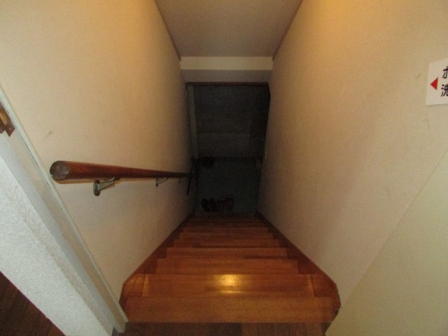 １階への階段